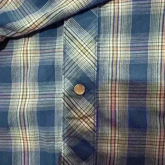 Preowned Women’s Wrangler Button Down Checkered Shirt Size XL W/ pearl buttons - Picture 4 of 9